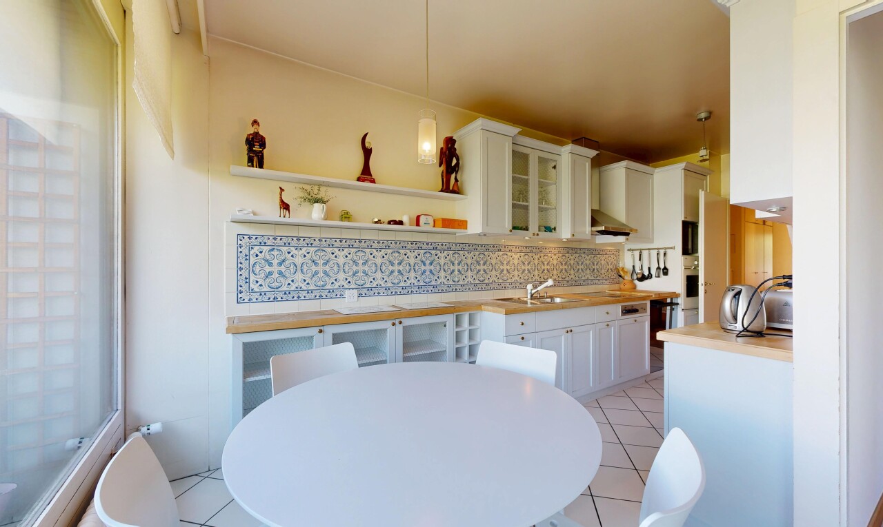 küche mit white cabinets, weiße schränke, glass insert cabinets, schränke mit glastüren, und light countertops