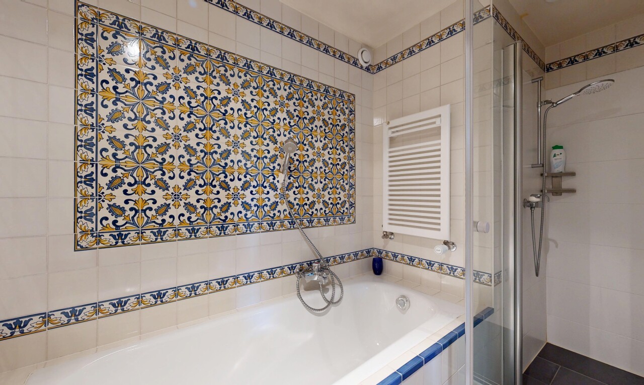bad mit dusche, kühler, bad, komplettes badezimmer, und inside property