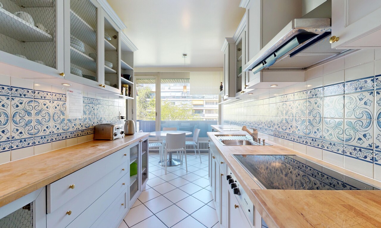 küche mit schränke mit glastüren, glass insert cabinets, light countertops, offene regale, und open shelves