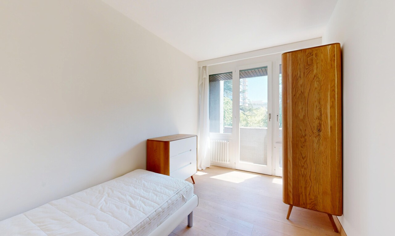 zimmer / schlafzimmer mit natural light, natürliches licht, wood finish floor, holzfußboden, und inside property