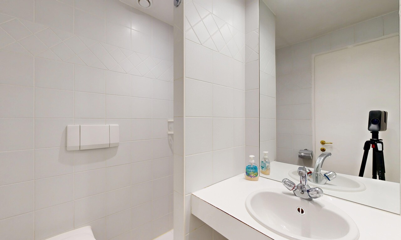 bad mit spiegel, schminktisch, waschbecken, und inside property