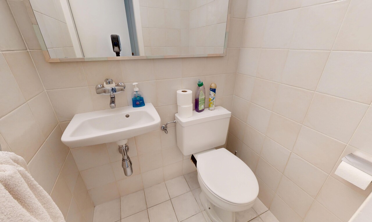 bad mit spiegel, toilette, gäste-wc, fliesenwand, und tile wall