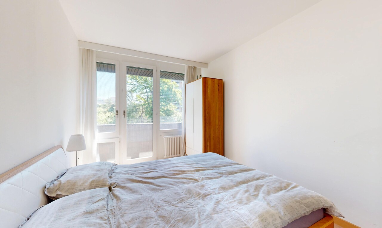 zimmer / schlafzimmer mit gipskartonwand, drywall, außenzugang, natürliches licht, und natural light