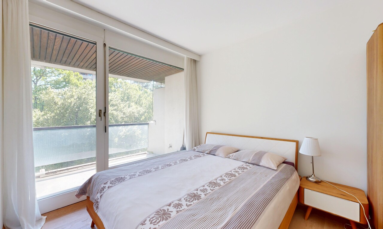 zimmer / schlafzimmer mit inside property, drywall, gipskartonwand, wood finish floor, und holzfußboden