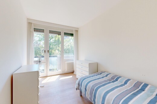 chambre avec sol en finition bois, wood finish floor, accès à l'extérieur, lumière naturelle, et natural light