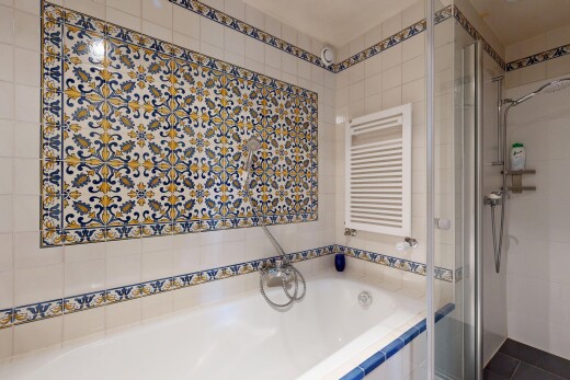 salle de bains avec douche, radiateur, bain, salle de bain complète, et inside property