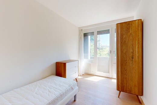 chambre avec natural light, lumière naturelle, wood finish floor, sol en finition bois, et inside property