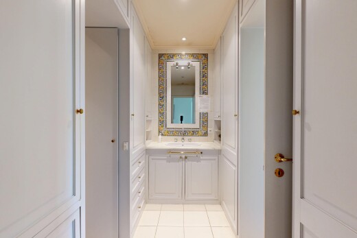 salle de bains avec lavabo (ou coiffeuse selon le contexte), miroir, inside property, tile floor, et sol en carrelage