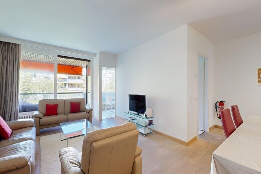 salon avec lumière naturelle, natural light, cloison sèche, drywall, et inside property