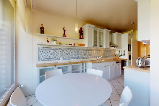cuisine avec white cabinets, armoires blanches, glass insert cabinets, armoires avec insert en verre, et light countertops