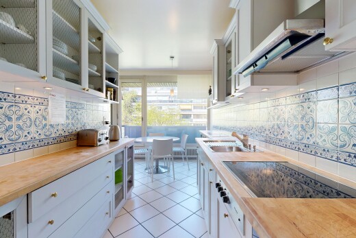 cuisine avec armoires avec insert en verre, glass insert cabinets, light countertops, étagères ouvertes, et open shelves
