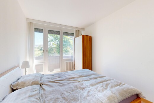 chambre avec cloison sèche, drywall, accès à l'extérieur, lumière naturelle, et natural light