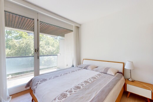chambre avec inside property, drywall, cloison sèche, wood finish floor, et sol en finition bois