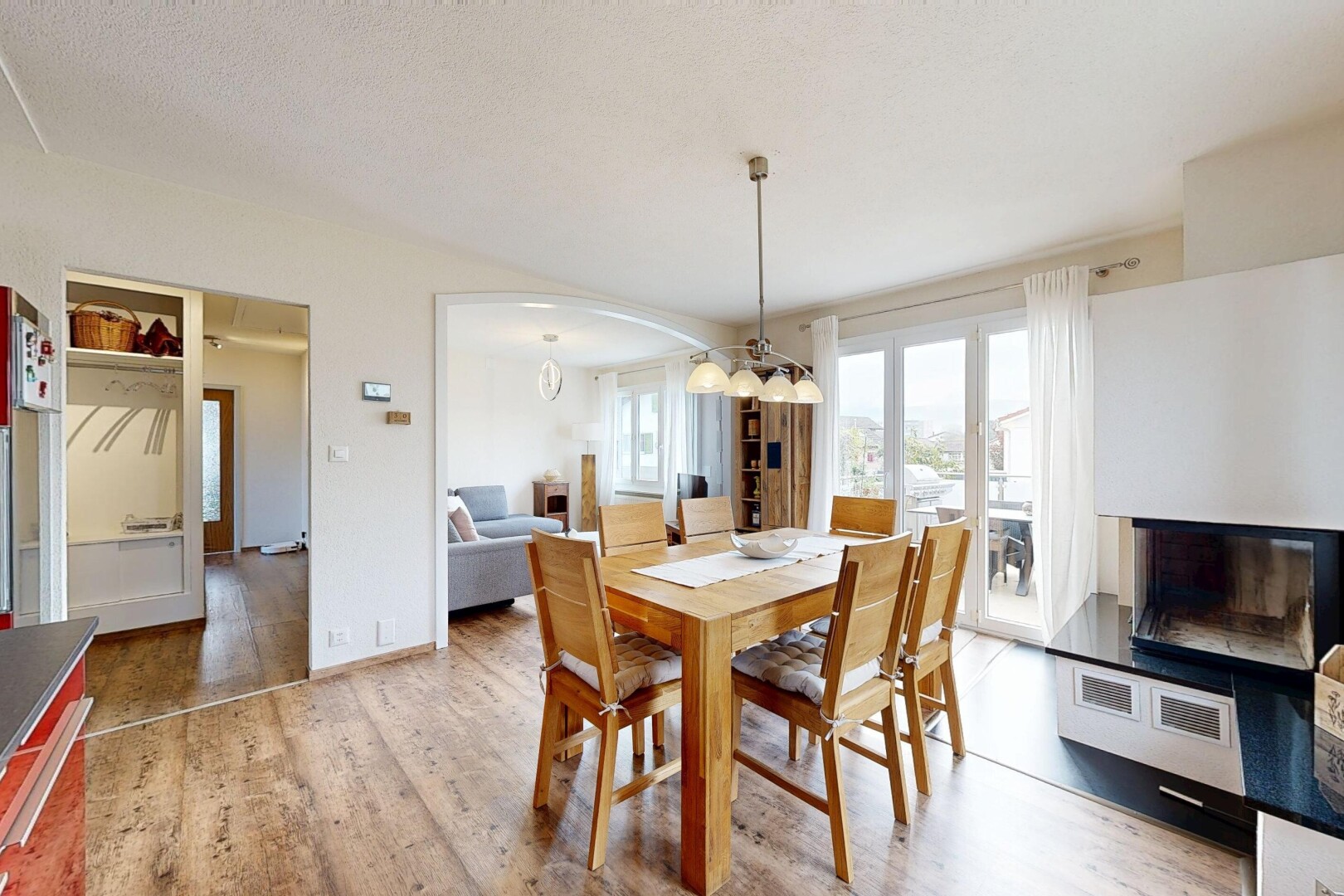 esszimmer mit natural light, natürliches licht, drywall, gipskartonwand, und wood finish floor