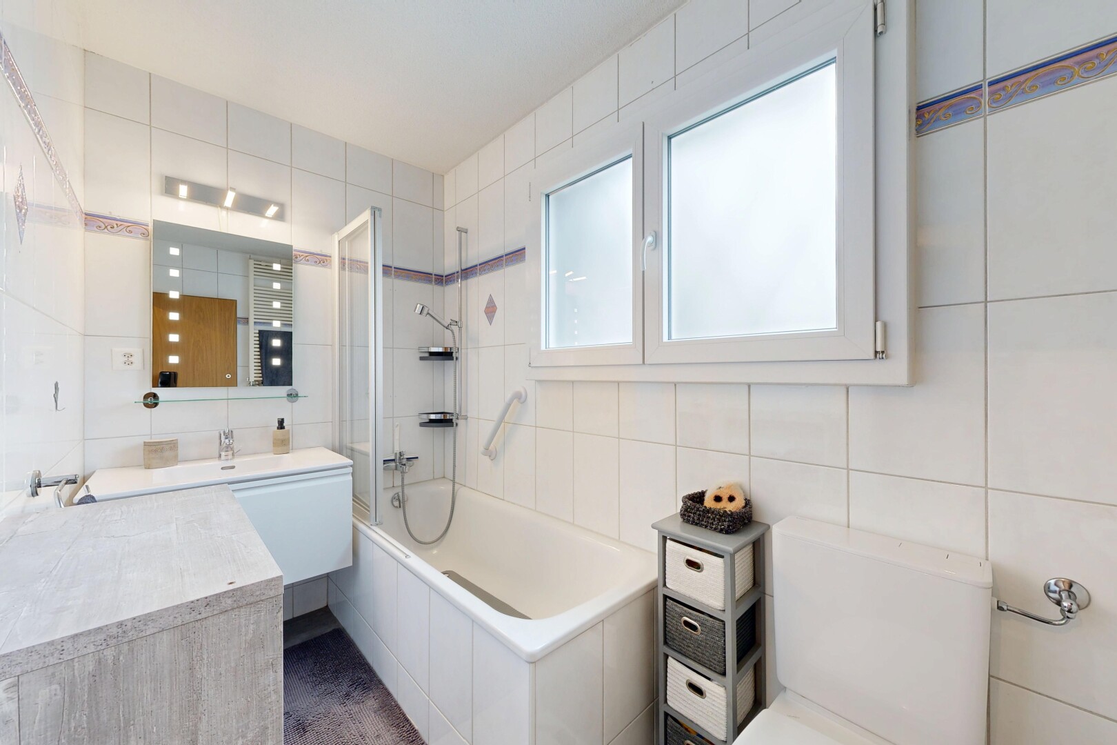 bad mit tile wall, fliesenwand, kombiniertes bad / dusche, spiegel, und komplettes badezimmer