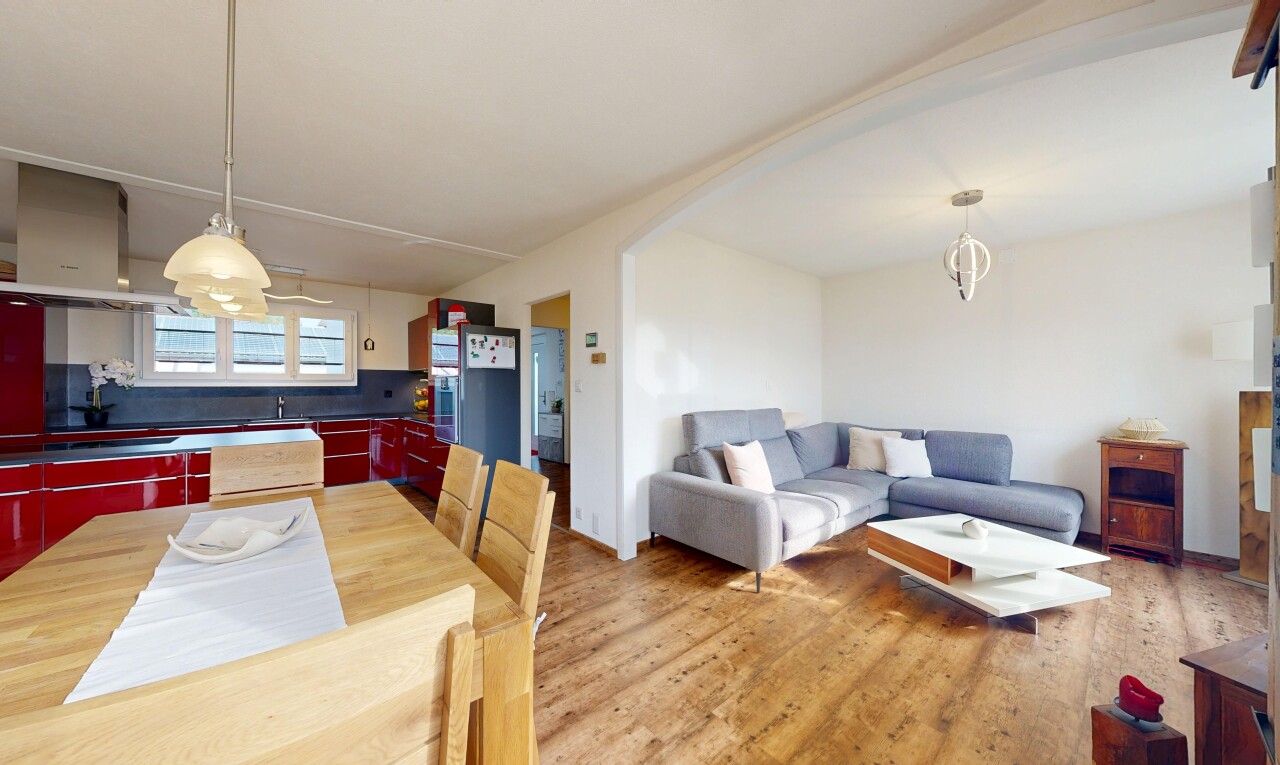 wohn- / esszimmer mit inside property, wood finish floor, holzfußboden, drywall, und gipskartonwand