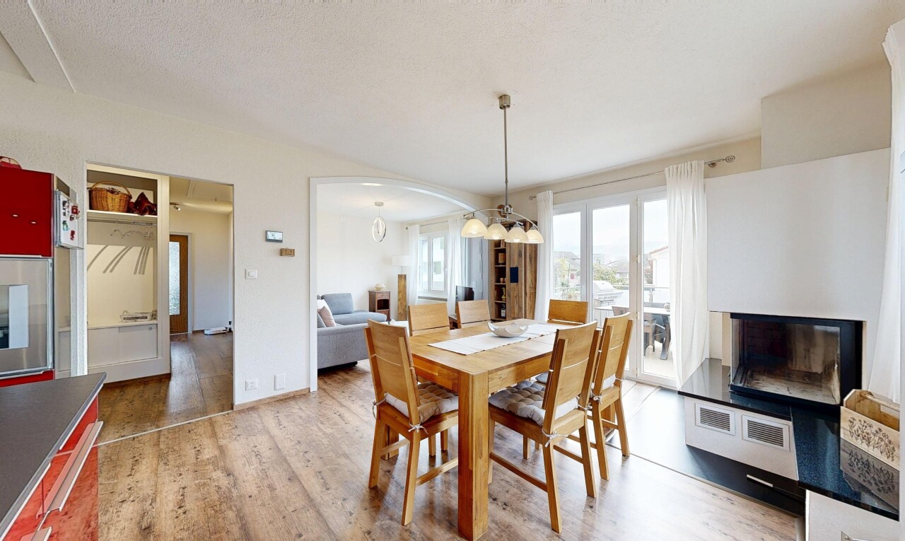 esszimmer mit natural light, natürliches licht, drywall, gipskartonwand, und wood finish floor