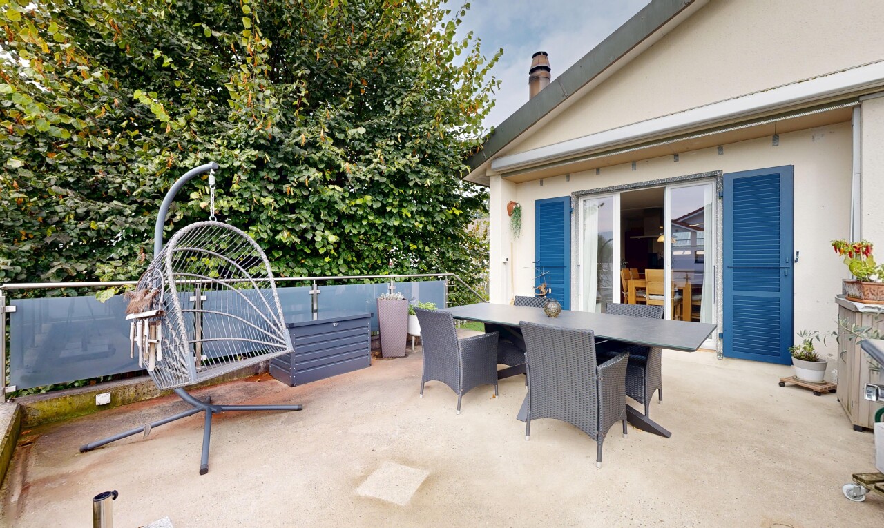 terrasse mit essbereich im freien, terrasse, und property visible