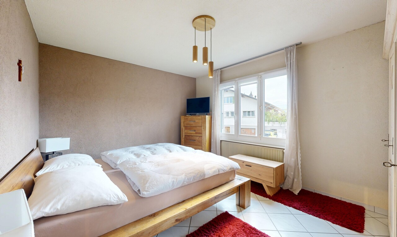 zimmer / schlafzimmer mit inside property, fliesenboden, tile floor, natürliches licht, und natural light