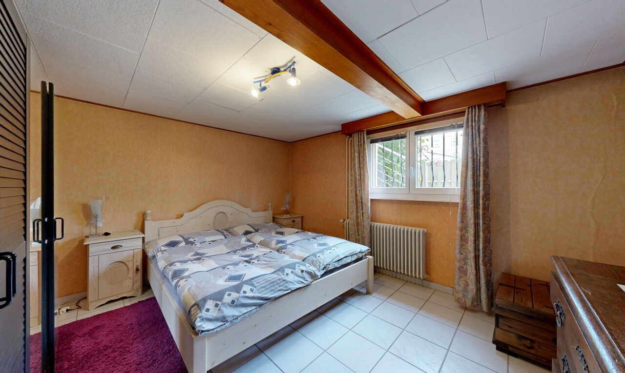 zimmer / schlafzimmer mit beamed ceiling, balkendecke, inside property, natural light, und natürliches licht