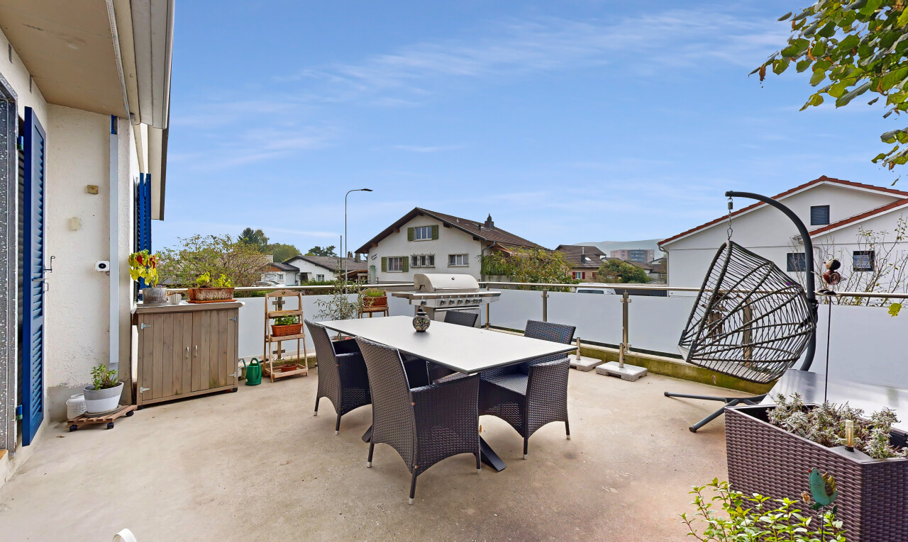 terrasse mit from property, terrasse, essbereich im freien, day time, und grill