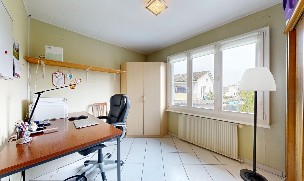 büro mit kühler, bürobereich, natürliches licht, natural light, und inside property