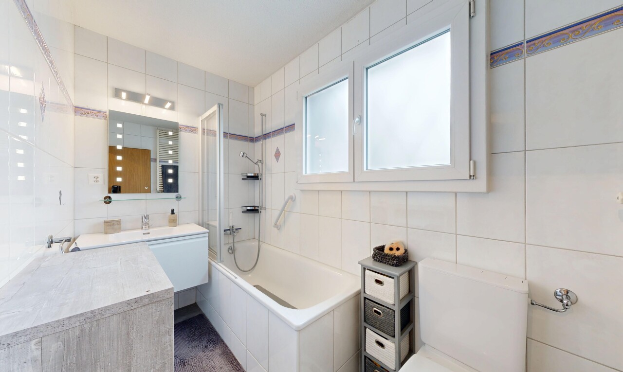 bad mit tile wall, fliesenwand, kombiniertes bad / dusche, spiegel, und komplettes badezimmer