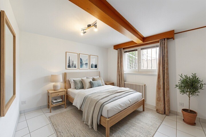 zimmer / schlafzimmer mit beamed ceiling, balkendecke, inside property, natural light, und natürliches licht