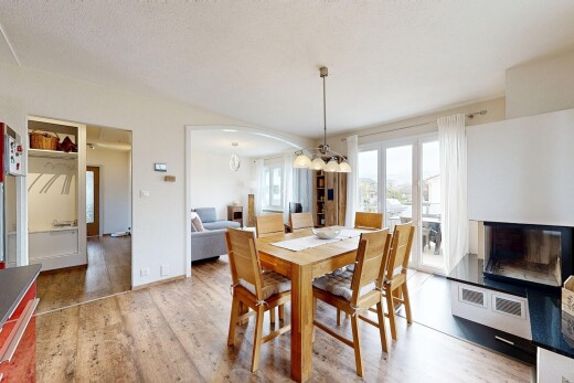 esszimmer mit natural light, natürliches licht, drywall, gipskartonwand, und wood finish floor