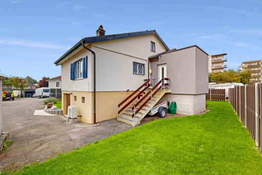 außenansicht mit rasen, property visible, stuckverkleidung, day time, und schornstein