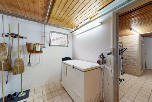 wäschekammer mit tile floor, fliesenboden, und inside property