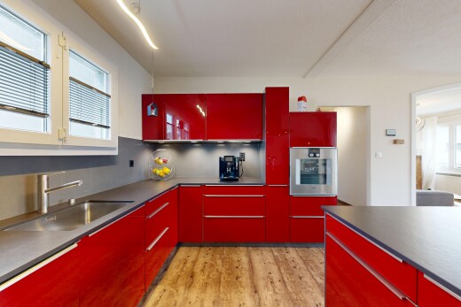 küche mit rote schränke, natural light, natürliches licht, wood finish floor, und holzfußboden