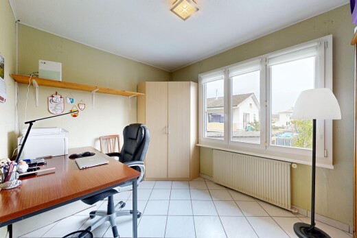büro mit kühler, bürobereich, natürliches licht, natural light, und inside property