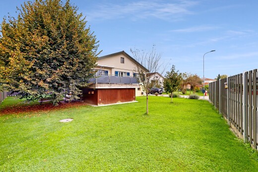 garten mit zaun, property visible, rasen, day time, und deck