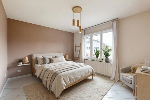 zimmer / schlafzimmer mit inside property, fliesenboden, tile floor, natürliches licht, und natural light