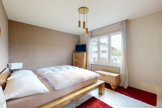 zimmer / schlafzimmer mit inside property, fliesenboden, tile floor, natürliches licht, und natural light