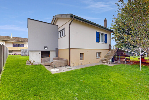 außenansicht mit treppen, rasen, property visible, stuckverkleidung, und day time