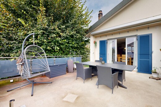 terrasse mit essbereich im freien, terrasse, und property visible