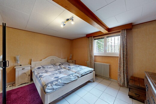 zimmer / schlafzimmer mit beamed ceiling, balkendecke, inside property, natural light, und natürliches licht