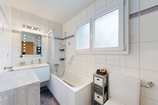 bad mit tile wall, fliesenwand, kombiniertes bad / dusche, spiegel, und komplettes badezimmer