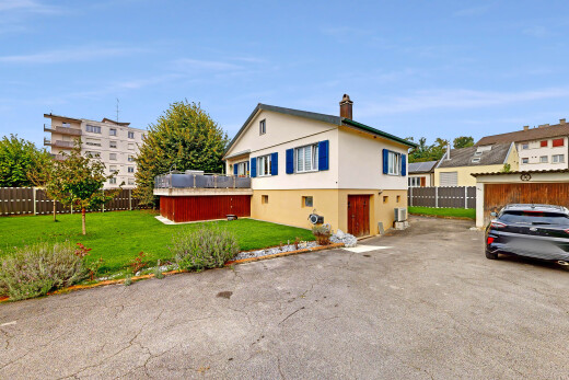 außenansicht mit rasen, zaun, day time, property visible, und stuckverkleidung