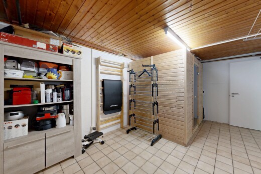 fitnessstudio mit tile floor, fliesenboden, inside property, wood ceiling, und holzdecke