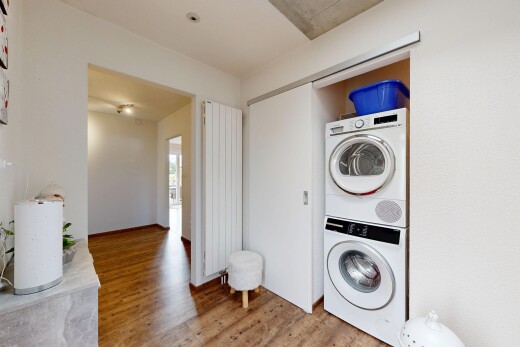 wäschekammer mit waschturm, holzfußboden, wood finish floor, kühler, und inside property