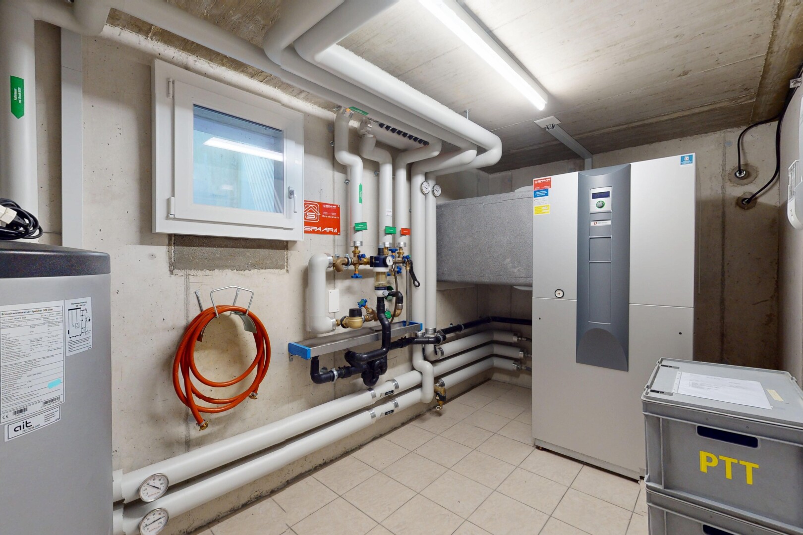 espace intérieur avec chauffe-eau, sous-sol, buanderie, et sol en carrelage