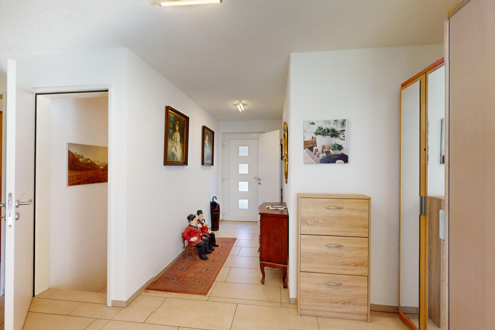 couloir avec cloison sèche et sol en carrelage