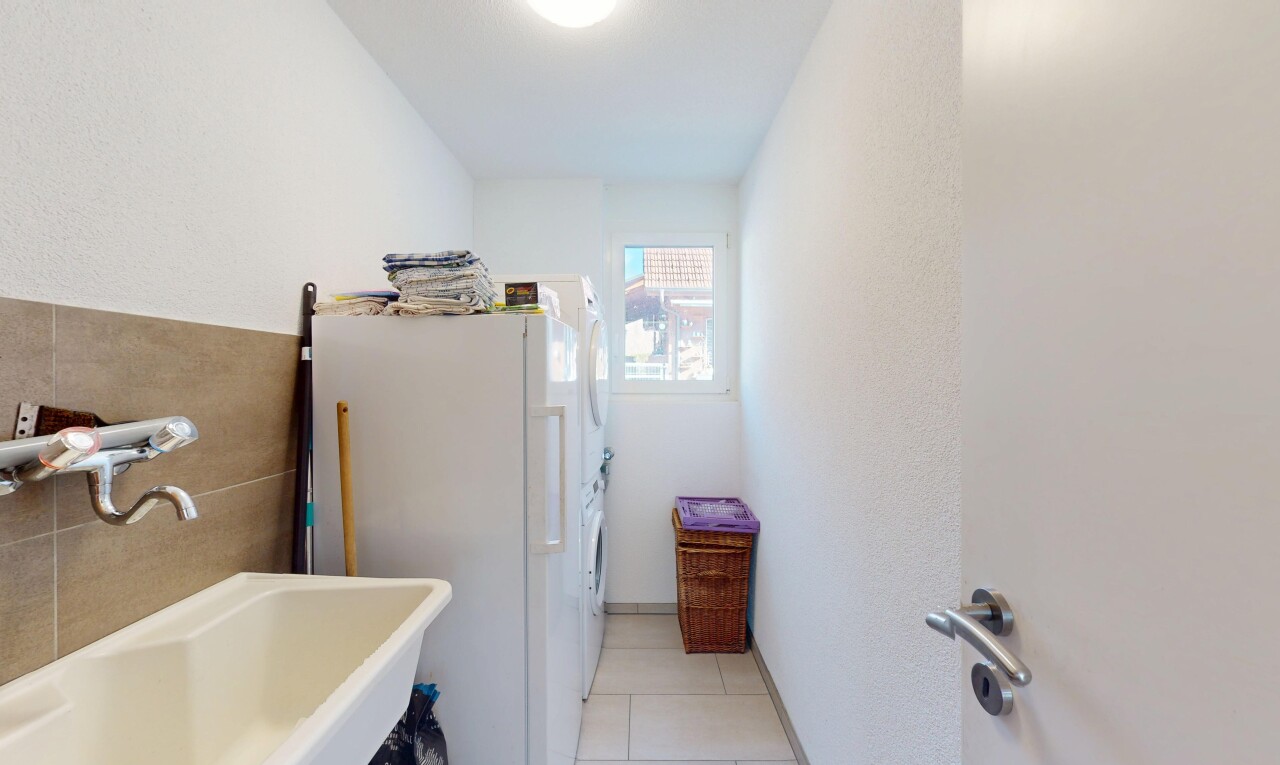 salle de bains avec lumière naturelle, évier, et sol en carrelage