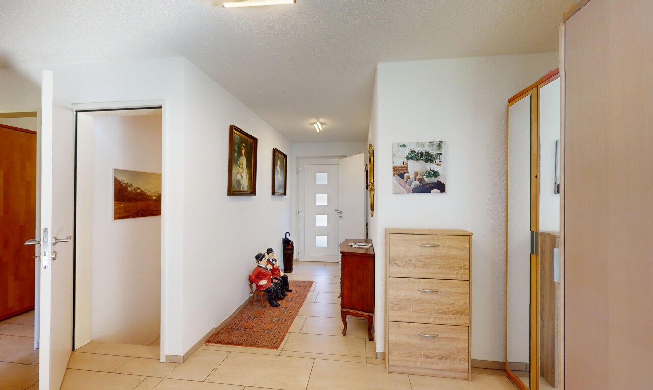 couloir avec cloison sèche et sol en carrelage