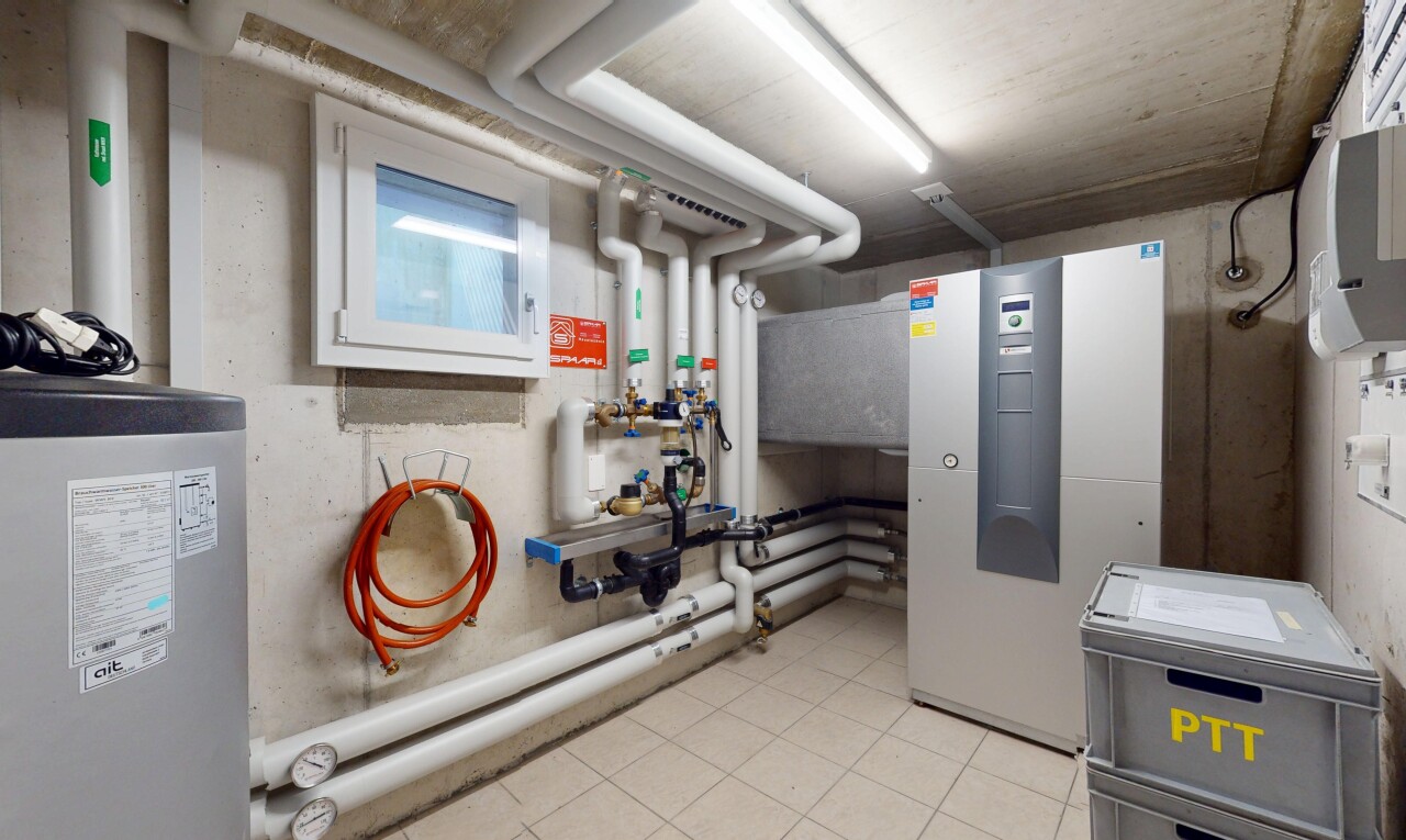 espace intérieur avec chauffe-eau, sous-sol, buanderie, et sol en carrelage