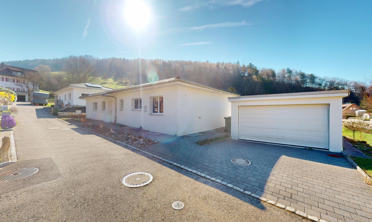 façade avec structure extérieure, bardage en stuc, et garage détaché