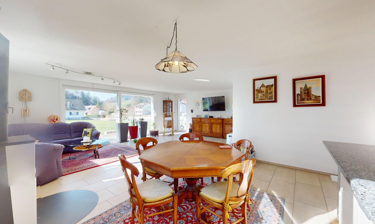 salon / salle à manger avec lumière naturelle, télévision, cloison sèche, et sol en carrelage